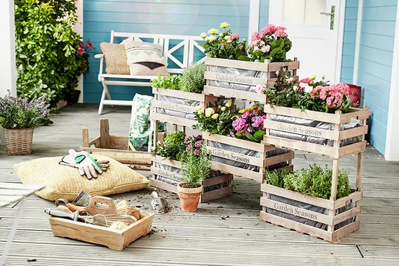 Blumenkisten auf Holzterrasse